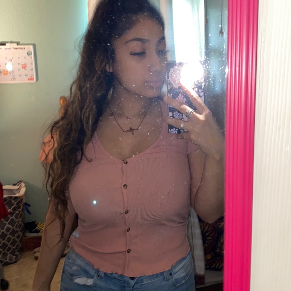 This is a plain cute cropped button shirt 💓